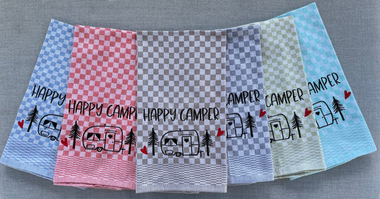 Perfektes Geschenk für Camper mit Wohnwagen. Besticktes Geschirrtuch mit liebevollem Motiv als dekorativer Küchenhelfer.