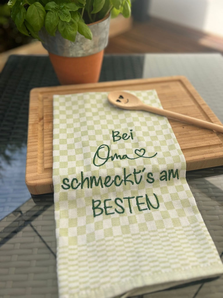 Besticktes Geschirrtuch "Bei Oma schmeckts am Besten" - Geschenk für Oma - Großmutter-Küchendeko