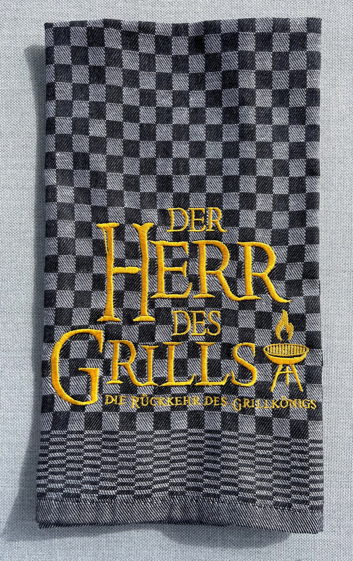 HERR DES GRILLS - Geschirrtuch bestickt, Küchentuch, Küche, Geschenk, Geschenkidee, Einladung