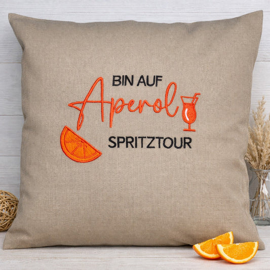 Dieser bestickte Kissenbezug ist eine liebevolle Geschenkidee und ein hochwertiges Mitbringsel für alle Aperol Liebhaber.