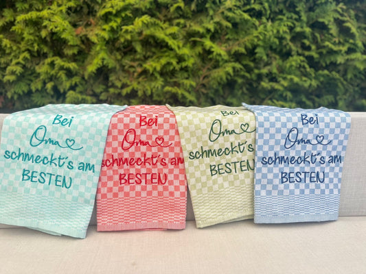 Besticktes Geschirrtuch "Bei Oma schmeckts am Besten" - Geschenk für Oma - Großmutter-Küchendeko