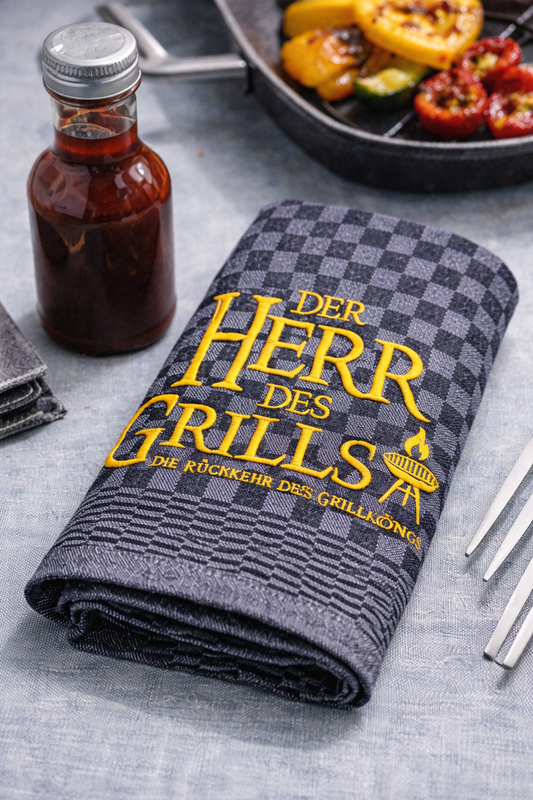 Besticktes Geschirrtuch "Der Herr des Grills" - Geschenk für Griller-Küchendeko