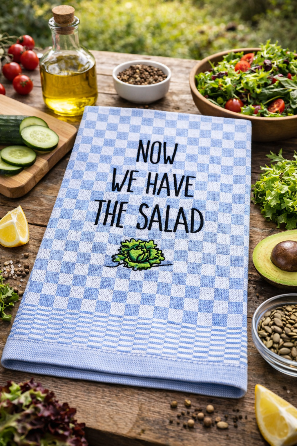 Besticktes Geschirrtuch "Now we have the salad" - Geschenk für Vegetarier-Salatliebhaber - Küchendeko