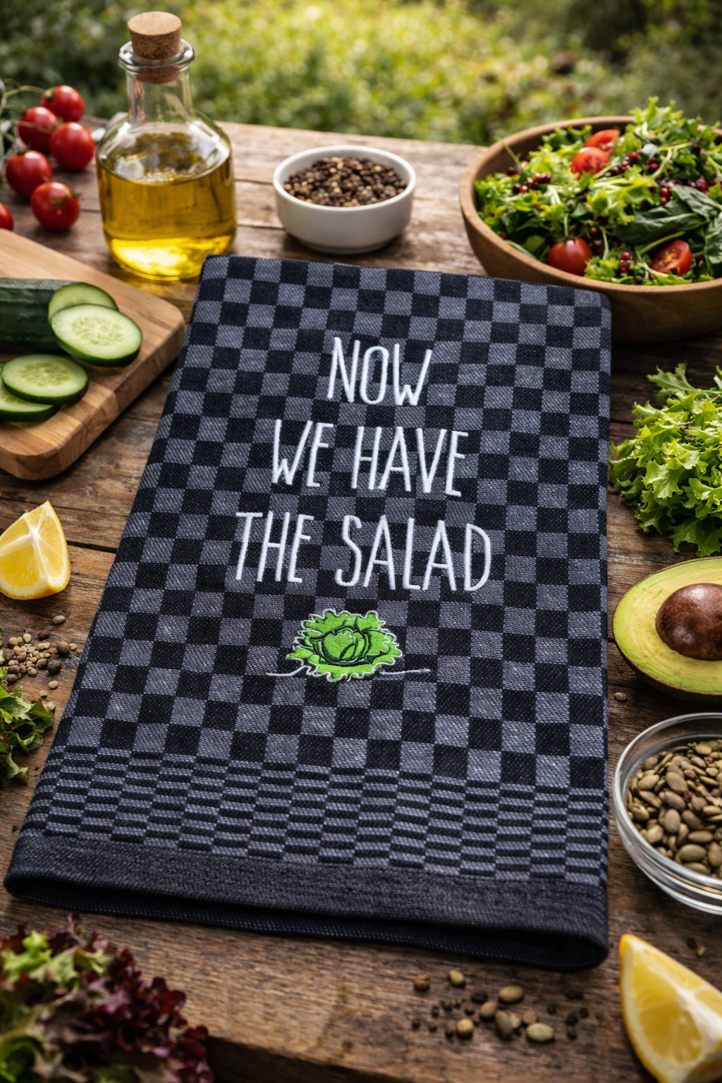 Besticktes Geschirrtuch "Now we have the salad" - Geschenk für Vegetarier-Salatliebhaber - Küchendeko
