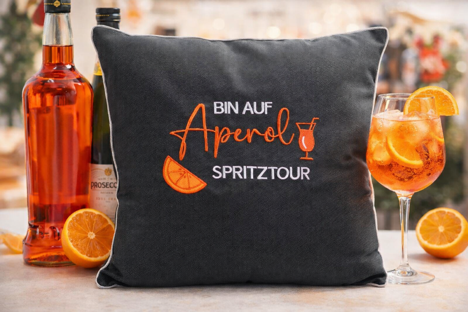 Dieses besticktes Outdoorkissen&nbsp; ist eine liebevolle Geschenkidee und ein hochwertiges Mitbringsel für alle Aperol Liebhaber.