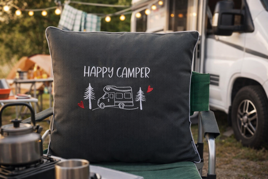 Dieses besticktes Outdoorkisseni st eine liebevolle Geschenkidee und ein hochwertiges Mitbringsel für alle Camping Liebhaber.